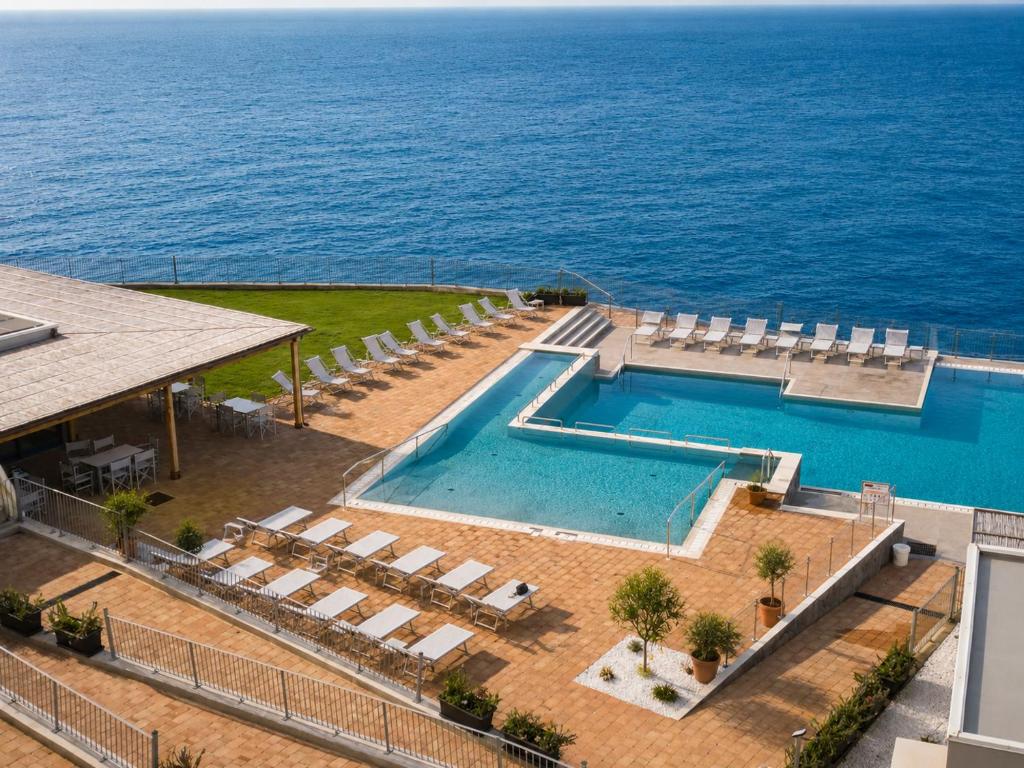 Piscina a sfioro del resort affacciata sul mare di Salina